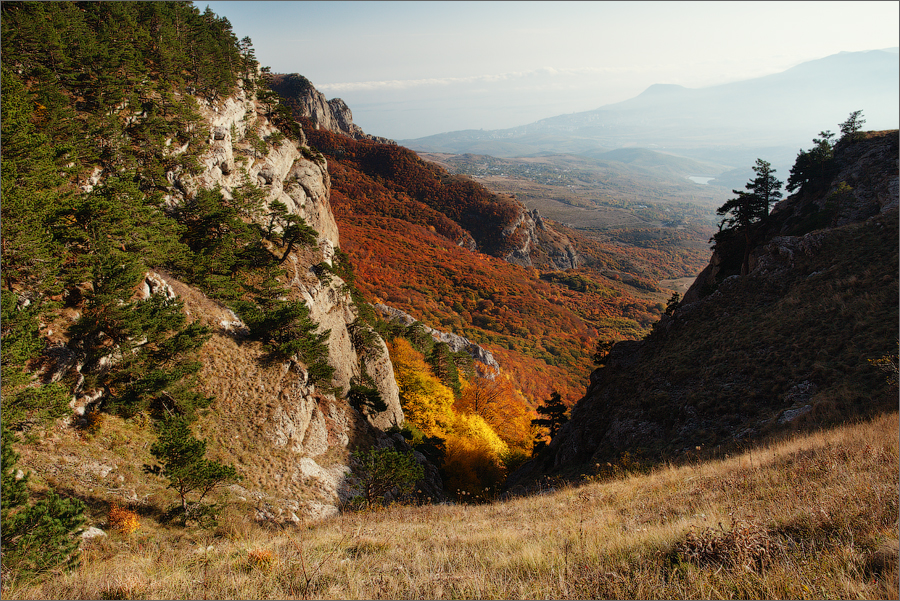 Перед началом трека гид слегка слукавил с расстоянием до лагеря, мы реально думали что придем на пару часов позже, но надо отметить что это был крайне правильный ход иначе мы бы до самой ночи не дошли ибо периодически участники разбегались с радостными воплями увидев что-то интересное. Ну и вечером мы сидели около костра, жарили шашлык, знакомились и болтали обо всем на свете, сидели недолго ибо с утра нас ждали рассветы Демерджи. Перед началом трека гид слегка слукавил с расстоянием до лагеря, мы реально думали что придем на пару часов позже, но надо отметить что это был крайне правильный ход иначе мы бы до самой ночи не дошли ибо периодически участники разбегались с радостными воплями увидев что-то интересное. Ну и вечером мы сидели около костра, жарили шашлык, знакомились и болтали обо всем на свете, сидели недолго ибо с утра нас ждали рассветы Демерджи.