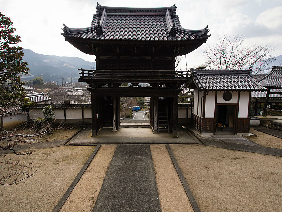 Вид на ворота изнутри. Утико, Япония