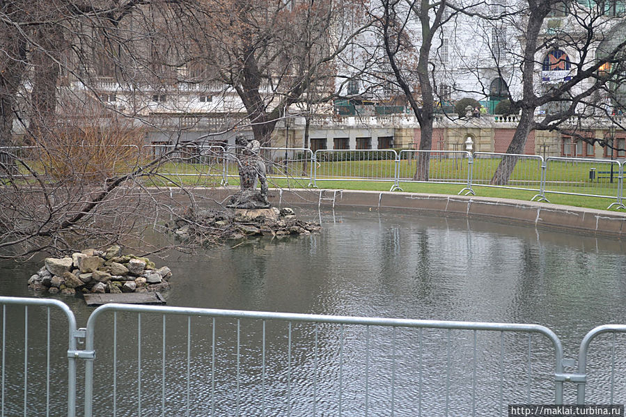 Фонтан со статуей Геркулеса, борющегося со львом. Фонтан со статуей Геркулеса, борющегося со львом.
