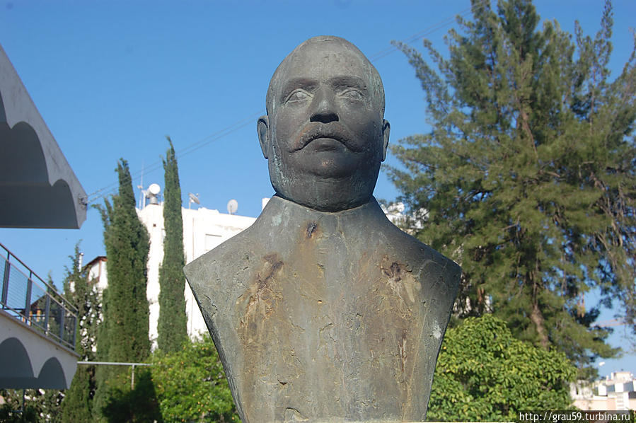 Evriviades О. Antoniadis Statue Ларнака, Кипр