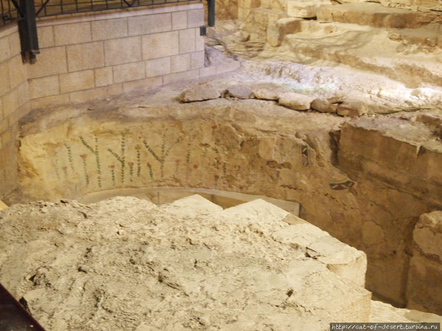 А внутри — остатки старого храма. Назарет, Израиль