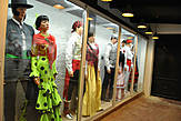 Во втором зале, где размещался алкоголь импортного производства, небольшая выставка национальных каталонских костюмов.