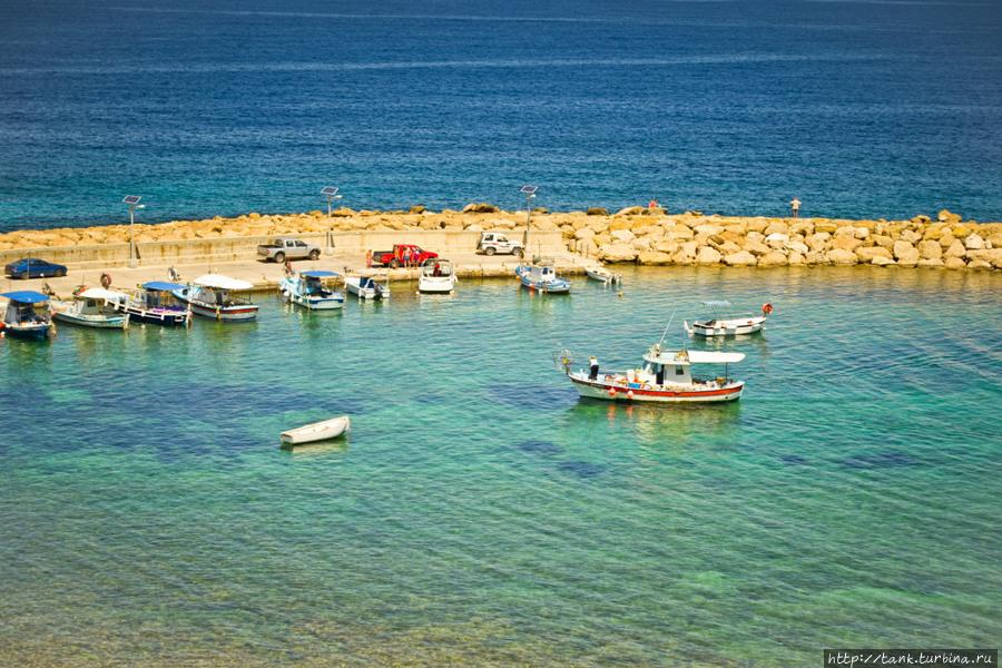 Кипр. Пляж Лара и скала Афродиты Акамас полуостров Национальный Парк, Кипр
