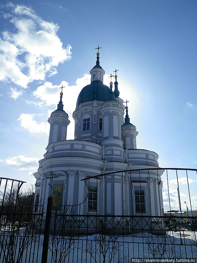 Обходя собор святой Екатерины Кингисепп, Россия