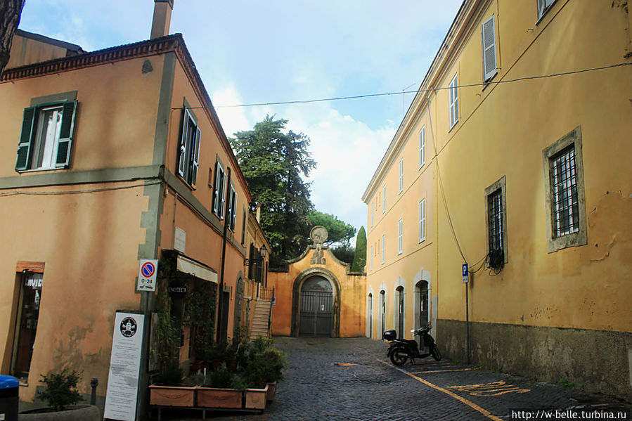 Вход в Папскую резиденцию. Кастель-Гандольфо, Италия