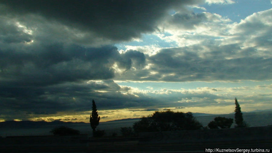 Облака Коринф, Греция