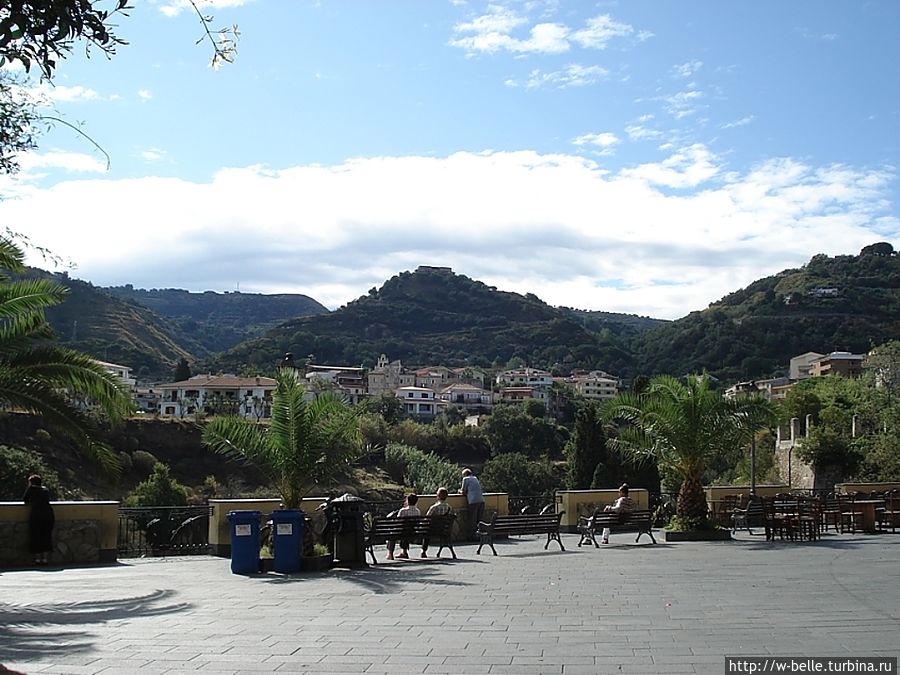 Самая крупная смотровая площадка расположена с другой стороны. В основном с нее открывается вид на горы. Самая крупная смотровая площадка расположена с другой стороны. В основном с нее открывается вид на горы.