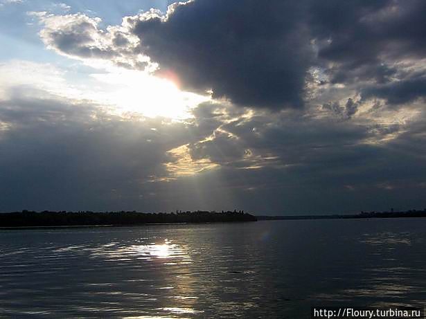 Река уносит свои воды к Черному морю Запорожье, Украина