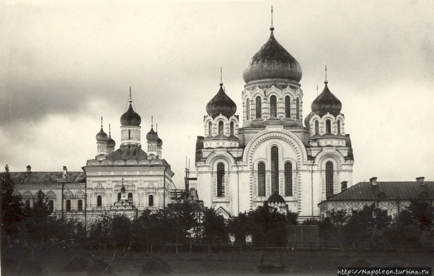 Троицкий собор (справа). Успенская церковь (слева) Выкса, Россия