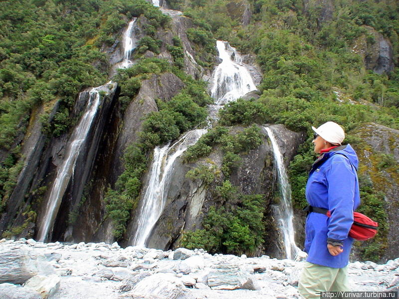 У подножия ледника очень много водопадов Вестленд Таи Поутини Национальный парк, Новая Зеландия