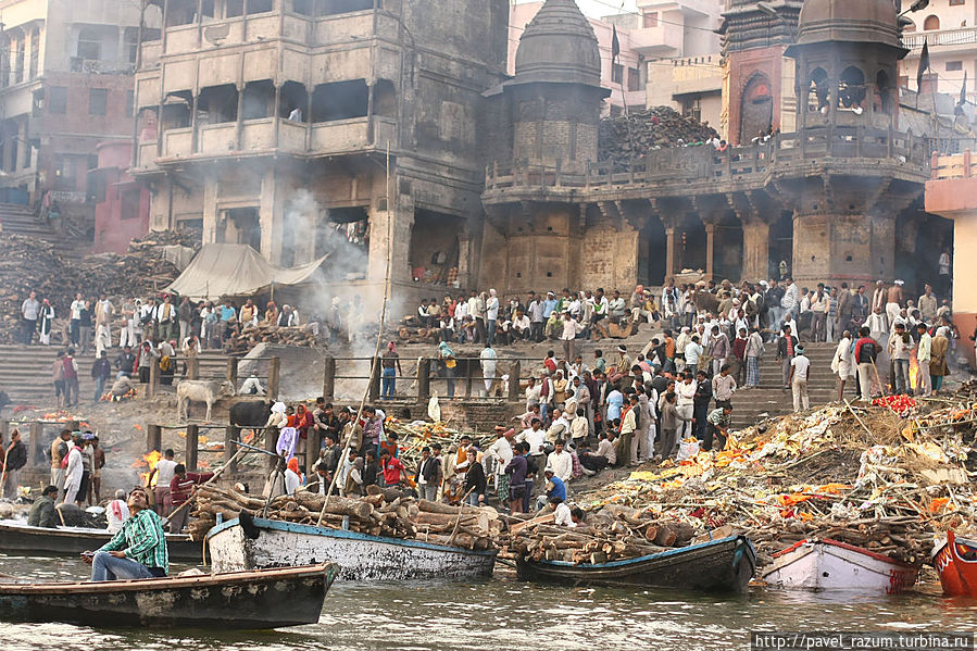 Маникарника-гхат, Ганга, Варанаси. Это одно из самых священных мест индуизма. Маникарника-гхат, Ганга, Варанаси. Это одно из самых священных мест индуизма.