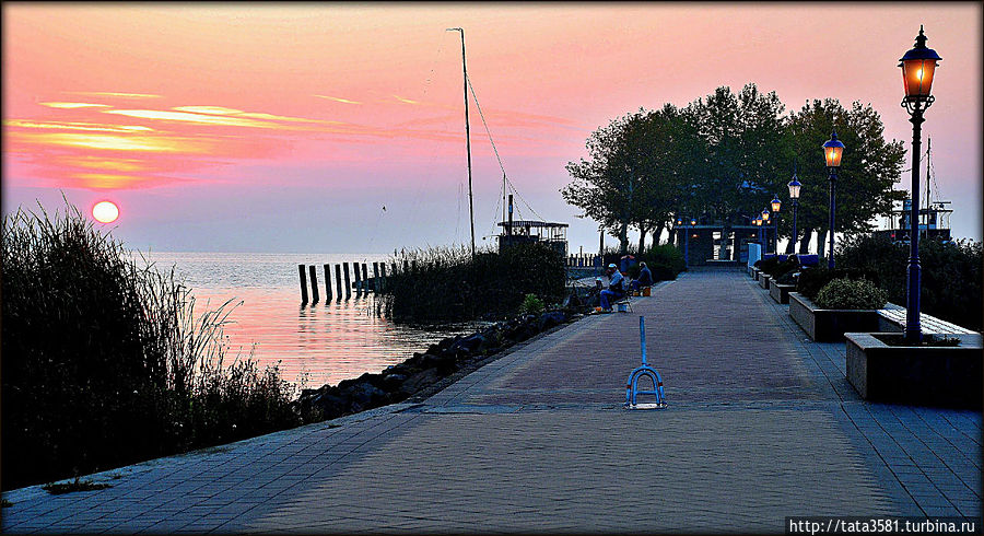 Пирс, который выдается далеко в озеро Балатон служит лодочным причалом и местом, где любят тусоваться рыбаки. Пирс, который выдается далеко в озеро Балатон служит лодочным причалом и местом, где любят тусоваться рыбаки.