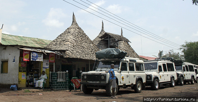 Остановка в последнем поселке перед заповедниками Серенгети Национальный Парк, Танзания