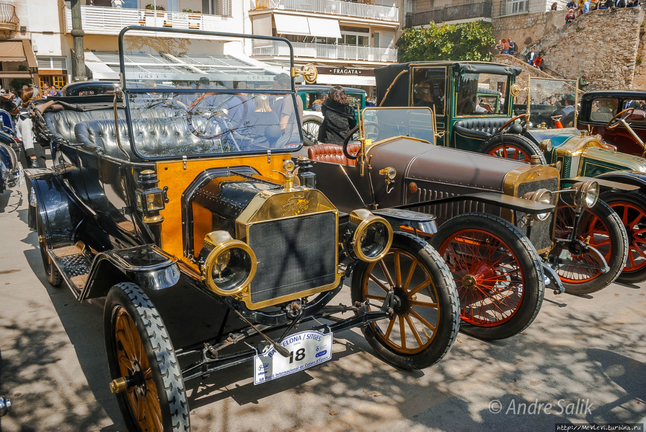 Выставка винтажных автомобилей на площади старинного городка Ситжес, Испания