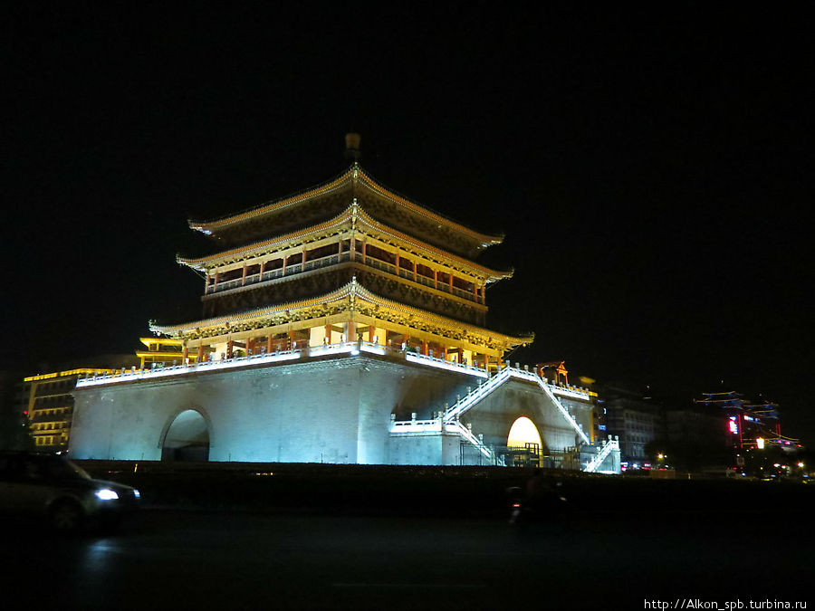 Колокольная башня — вид днём и ночью Сиань, Китай