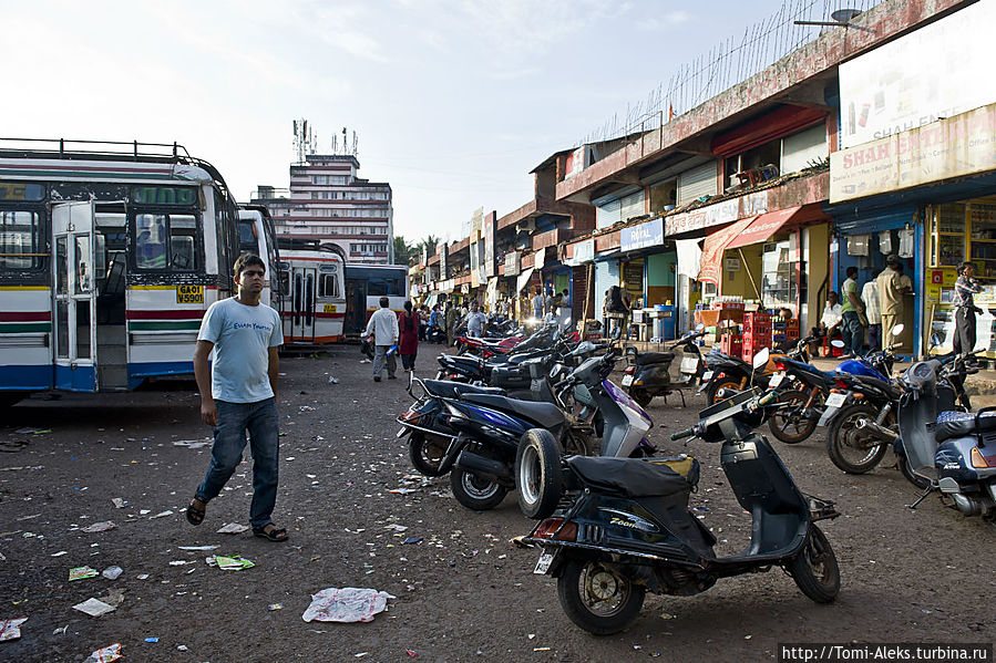День подходит к концу. А темнеет здесь очень рано — в 18.00. В одном из турбюро, которых много на автовокзале, мы взяли билеты на вечер следующего дня — на слипер-бас (ночной автобус) в Мумбаи (Бомбей). 
* Мапуса, Индия