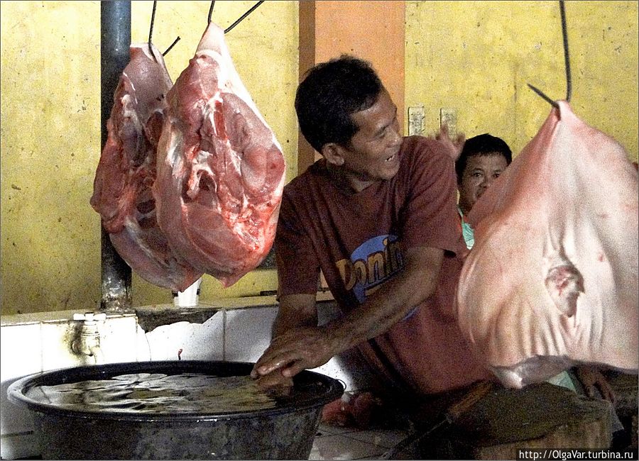 Но кое-кто остался....Хотя, как известно, тот, кто выращивает свинину, и кто её продает — не одно и то же лицо Хагна, остров Бохол, Филиппины