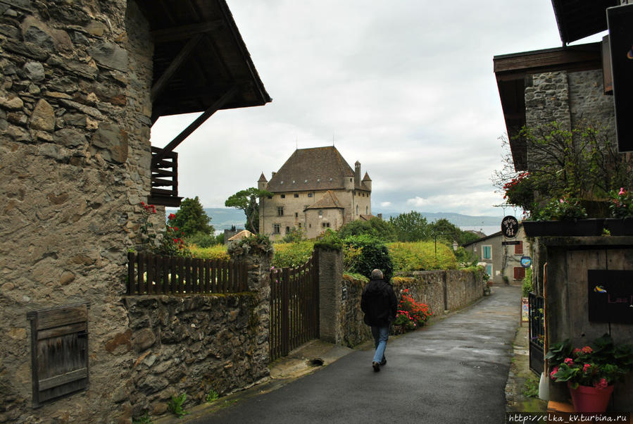 Улочка и замок Ивуара Кантон Во, Швейцария