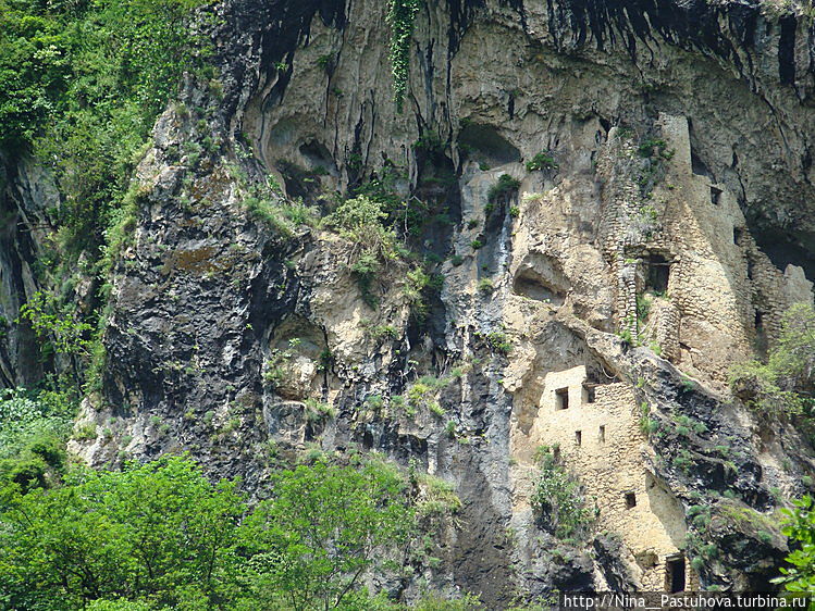 Скальный  монастырь  и  царство  форели  в  Абхазии Отхара, Абхазия