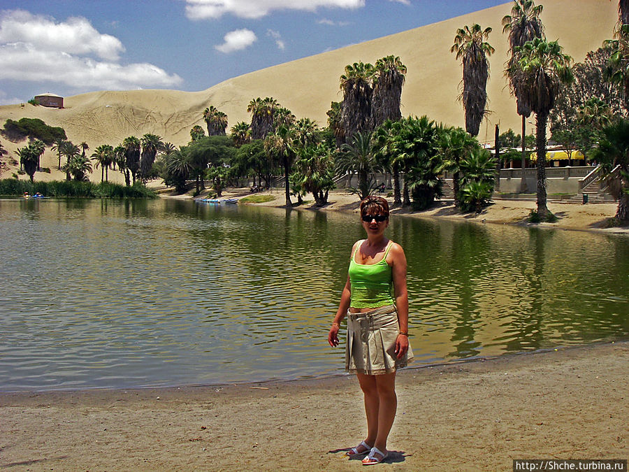 Крошечный оазис  среди бескрайних песков Хуакачина, Перу
