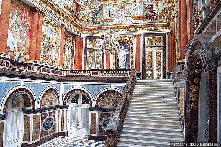 Парадная лестница дворца