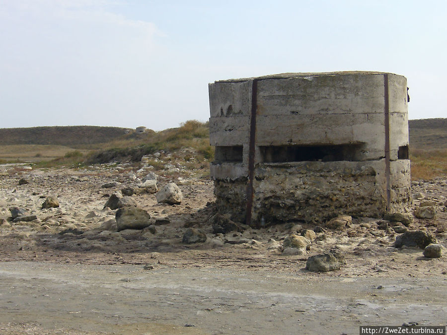 Один из ЖБОТов , построенных вдоль Акмонайского вала, на берегу залива Сиваш Каменское, Россия