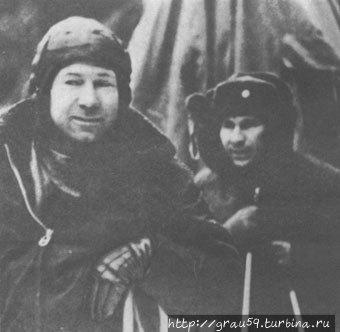 А. А. Леонов и П. И. Беляев направляются к вертолету с места приземления. Пермская область, 21 марта 1965 года  (Из Интернета) Саратов, Россия