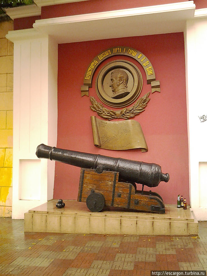 Здесь находится Музей одесского порта имени де Волана, который был открыт к 200-летнему юбилею Одессы. А в его здании до революции находился ночлежный дом для портовых грузчиков. Одесса, Украина