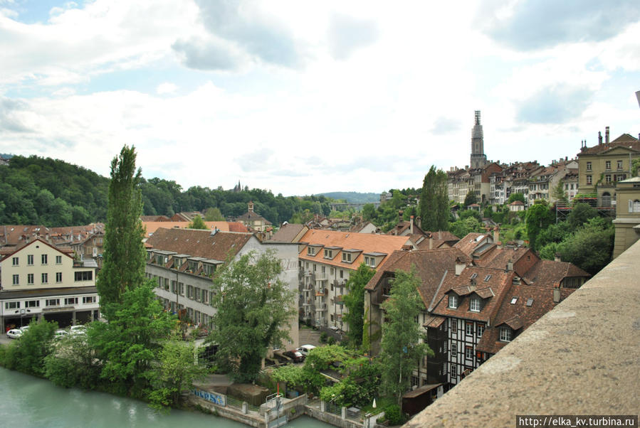 Вид с Нюдеггбрюкке: жилые кварталы, Бернский собор и Кирхенфельдбрюкке Берн, Швейцария