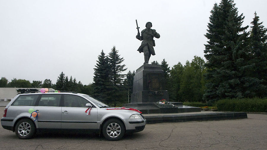 Памятник Александру Матросову, который совершил свой подвиг в окрестностях города. Великие Луки, Россия