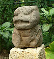Котенок Ягуара, в скульптуре такжн присутствуют человеческие черты.