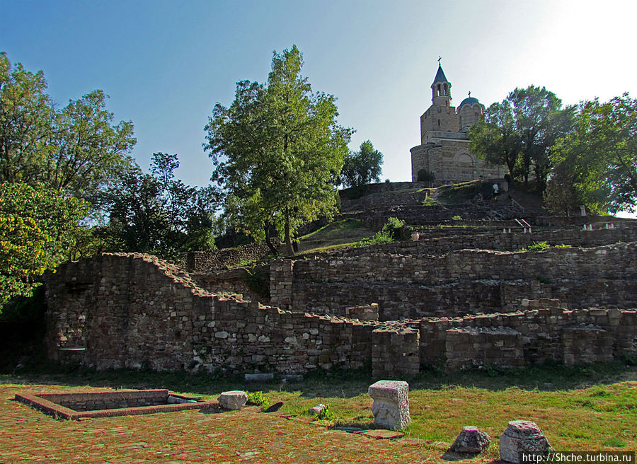внетри Дворца, на верщине Патриаршеская церковь и Балдуиновая башня Великое Тырново, Болгария