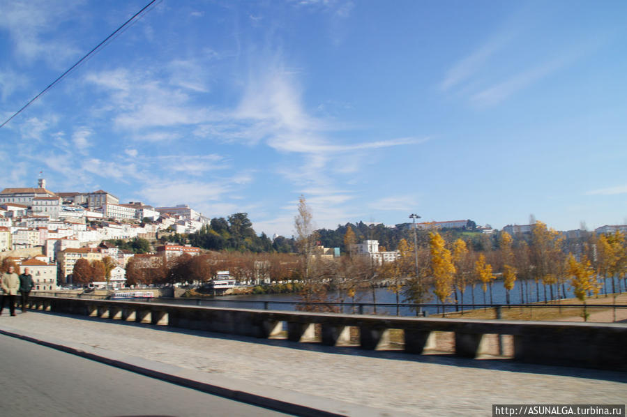 Коимбра является первой столицей Португалии. Сейчас известен в основном благодаря своему университету, одному из самых старых университетов Европы, богатому своими традициями и культурному наследию. До 1/3 жителей города имеют отношение к университету (преподаватели, студенты, обслуживающий персонал). Коимбра, Португалия