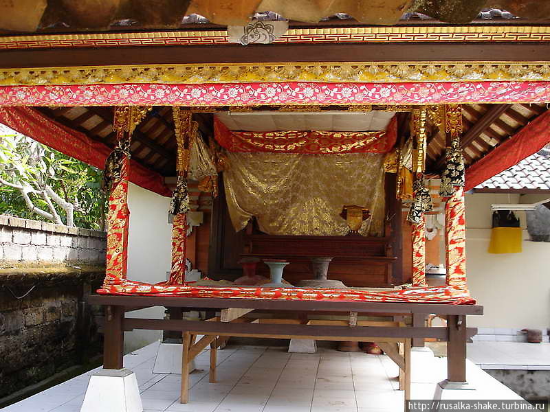 Непонятный храм рядом с непонятным храмом Батубулан, Индонезия
