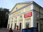 Кинотеатр Октябрь расположен на территории ЦПКО.