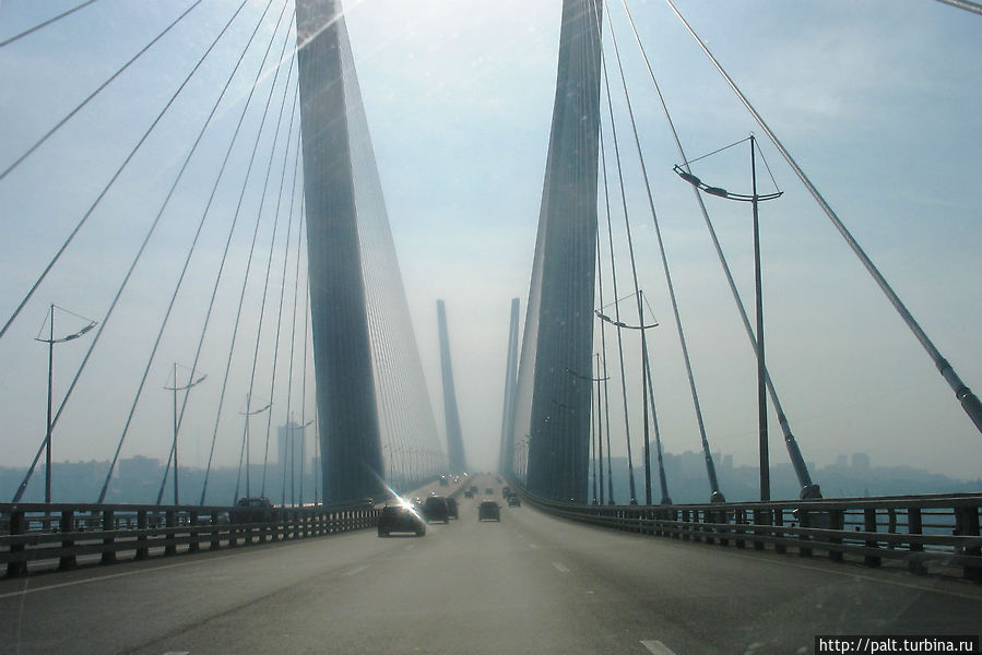 Едем по мосту через бухту Золотой Рог Едем по мосту через бухту Золотой Рог