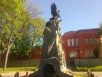 скала-постамент символизирует неприступность России, а карабкающийся воин-галл наполеоновских захватчиков   ....французам очень не нравится (что и не удивительно) этот памятник