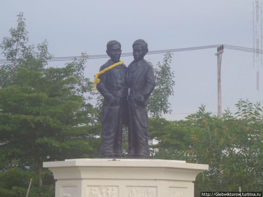 Памятник Сиамским близнецам Самут-Сонгкхрам, Таиланд