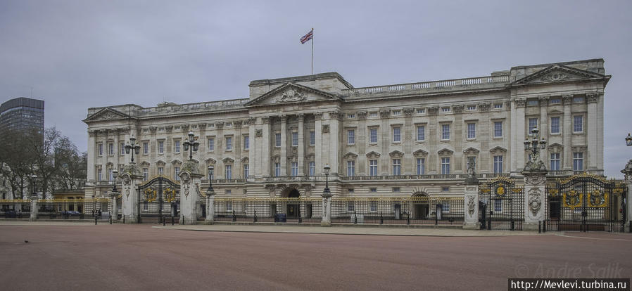Букинге́мский дворец на рассвете Лондон, Великобритания