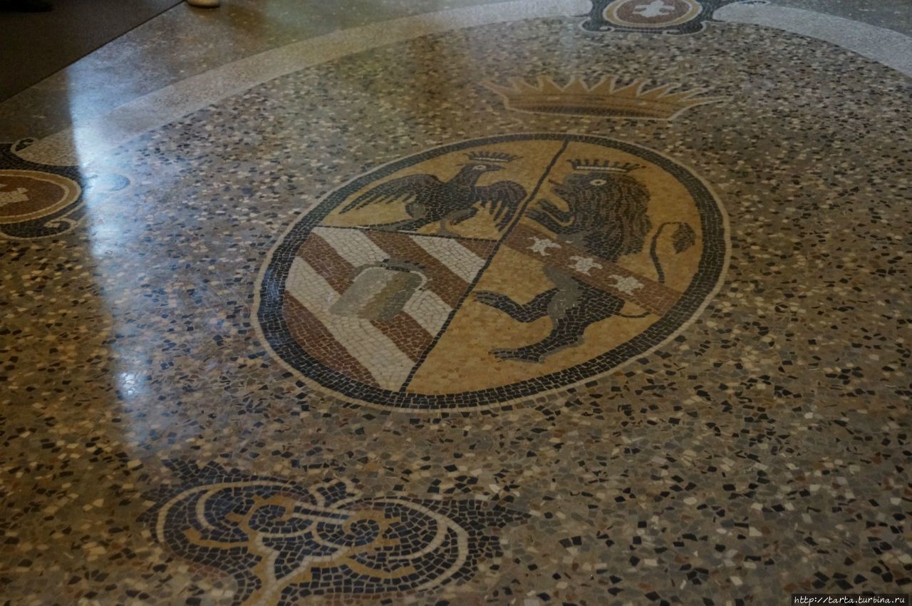 В орнаменте родовой герб Пьемонт, Италия