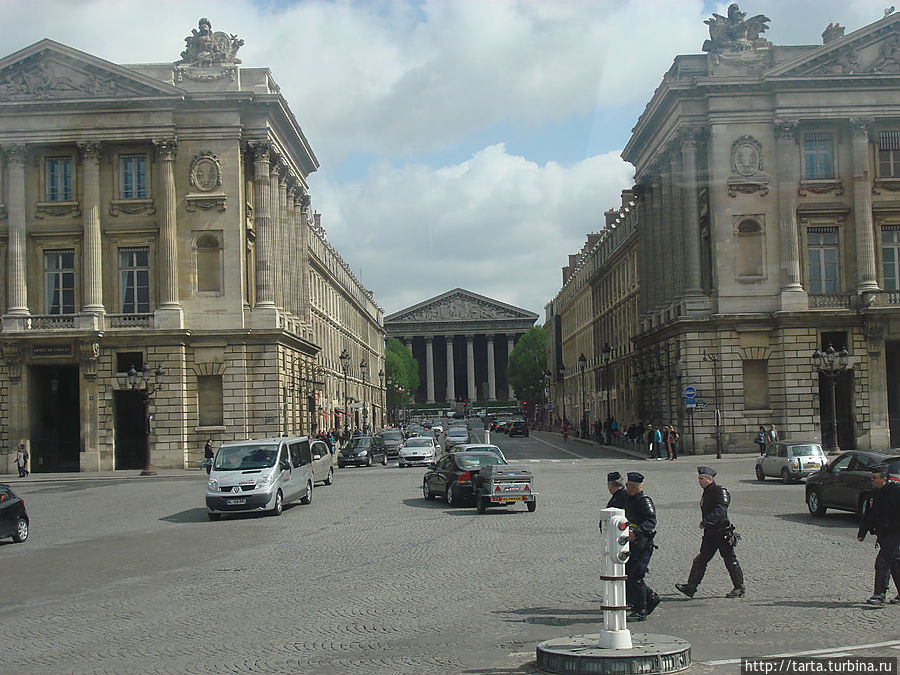 Вид на церковь Мадлен с площади Согласия, которая построена по приказу Наполеона в честь побед своего воинства. Париж, Франция