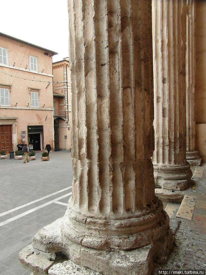 колонны древнего римского храма (храм Св.Минервы) Ассизи, Италия