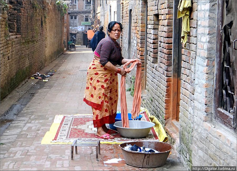 Обычного водопровода в домах жителей нет, поэтому стирать многие вынуждены на улице Бхактапур, Непал