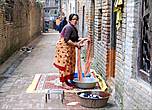 Обычного водопровода в домах жителей нет, поэтому стирать многие вынуждены на улице