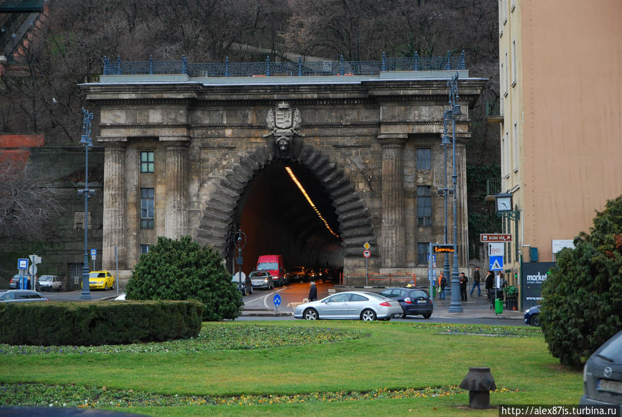 В конце главного моста меня встретил этот милый тунель) Люблю тунели) Будапешт, Венгрия