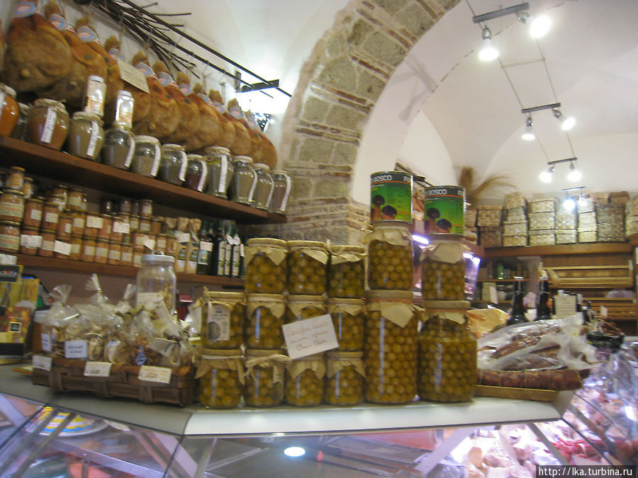 колоритный магазин Террачина, Италия