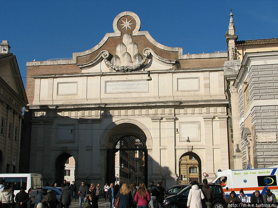 Ворота дель Пополо. Вид с площади Рим, Италия