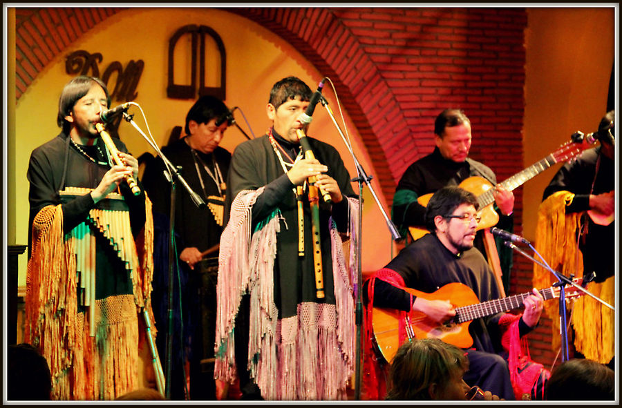 Этот коллектив первым начал свое выступление. После народных мотивов они исполнили всемирно известные классические композиции. Музыка волшебная. Куско, Перу Этот коллектив первым начал свое выступление. После народных мотивов они исполнили всемирно известные классические композиции. Музыка волшебная. Куско, Перу