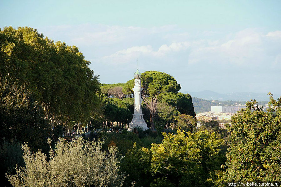 Панорамная тропа холма Яникул в солнечный ноябрьский день Рим, Италия