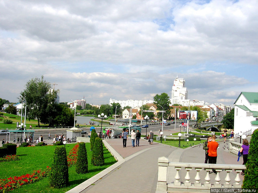 Вид с площадки перед собором на Троицкое предместье. Минск, Беларусь